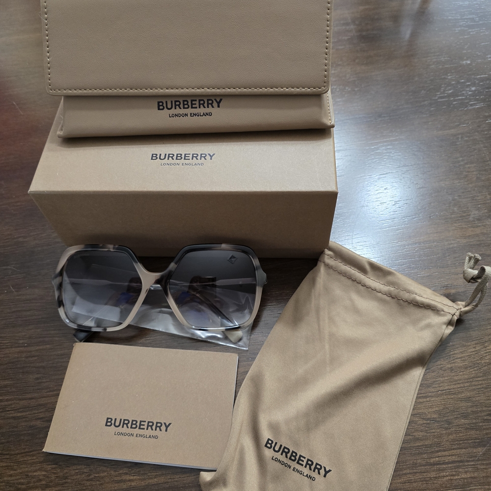 Burberry Beige and Black Square Sunglasses - Picture 4 of 5